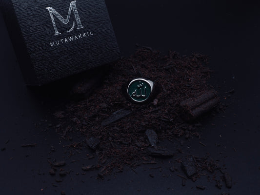 Mutawakkil Hikmah green Islamic ring engraved with Allah in Arabic calligraphy, symbol of wisdom.